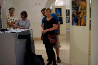 Fotografie z instalace výstavy ke 30. výročí založení fotoklubu