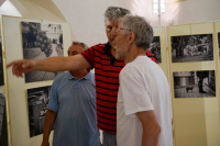 Fotografie z instalace výstavy ke 30. výročí založení fotoklubu