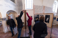 Fotografie z instalace výstavy v Dolních Kounicích