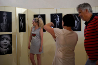 Fotografie z instalace výstavy ke 30. výročí založení fotoklubu