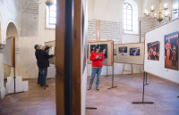 Fotografie z instalace výstavy v Dolních Kounicích