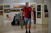 Fotografie z instalace výstavy ke 30. výročí založení fotoklubu
