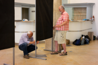 Fotografie z instalace výstavy ke 30. výročí založení fotoklubu