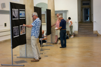 Fotografie z instalace výstavy ke 30. výročí založení fotoklubu