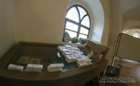 Fotografie z instalace výstavy v Dolních Kounicích
