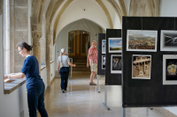 Fotografie z instalace výstavy ke 30. výročí založení fotoklubu