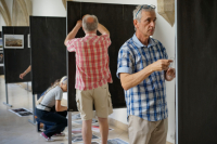 Fotografie z instalace výstavy ke 30. výročí založení fotoklubu