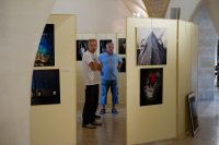 Fotografie z instalace výstavy ke 30. výročí založení fotoklubu