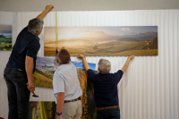 Fotografie z instalace výstavy ke 30. výročí založení fotoklubu