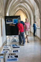 Fotografie z instalace výstavy ke 30. výročí založení fotoklubu