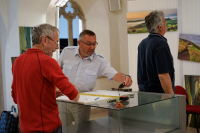 Fotografie z instalace výstavy ke 30. výročí založení fotoklubu