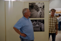 Fotografie z instalace výstavy ke 30. výročí založení fotoklubu