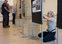 Fotografie z instalace výstavy ke 30. výročí založení fotoklubu