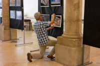 Fotografie z instalace výstavy ke 30. výročí založení fotoklubu