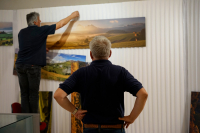 Fotografie z instalace výstavy ke 30. výročí založení fotoklubu