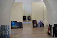Fotografie z instalace výstavy ke 30. výročí založení fotoklubu