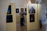 Fotografie z instalace výstavy ke 30. výročí založení fotoklubu