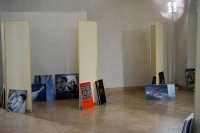 Fotografie z instalace výstavy ke 30. výročí založení fotoklubu